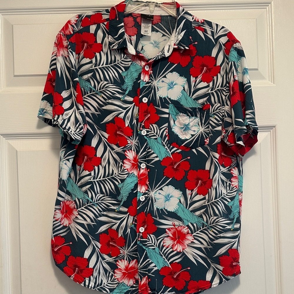 Fifth Sun Red & Teal Floral and Statue of Liberty Short-Sleeve Button-Down Shirt